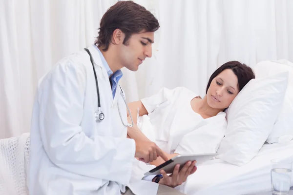 Young doctor talking to patient — Stock Photo, Image