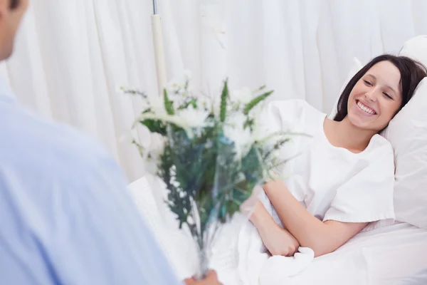 Woman getting visited in hospital — Stock Photo, Image