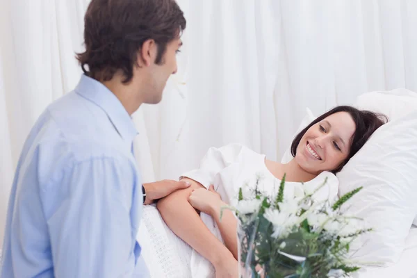 Man visiting his girlfriend in the hospital — Stock Photo, Image