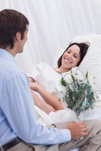Woman is happy about receiving a visit at the hospital — Stock Photo, Image