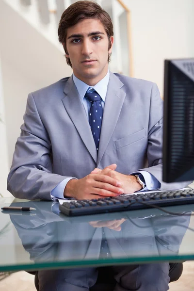 그의 컴퓨터의 뒤에 앉아 사업 — 스톡 사진