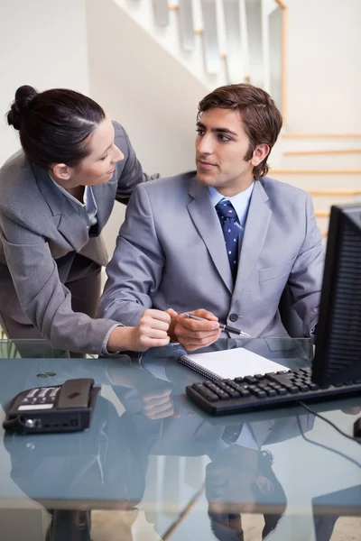 Businesswoman explaining something to her colleague — Stock Photo, Image