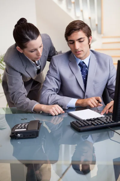 Businesswoman mentoring her new colleague — Stock Photo, Image