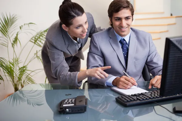 Businesswoman explaining her colleague what he has to do — Stock Photo, Image