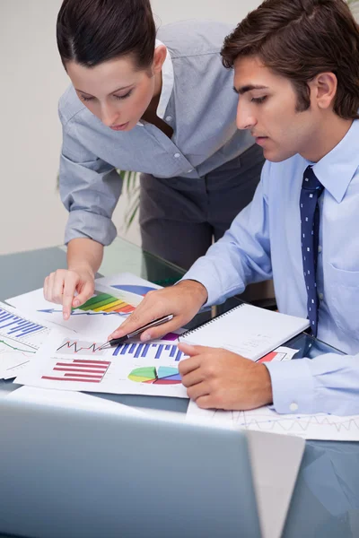 Business team som arbetar med försäljning statistik — Stockfoto