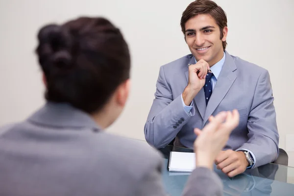 Lachende zakenman in een onderhandeling — Stockfoto