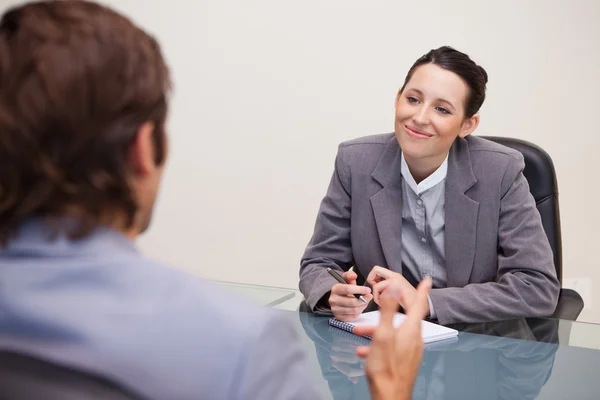Glimlachende zakenvrouw in een vergadering — Stockfoto