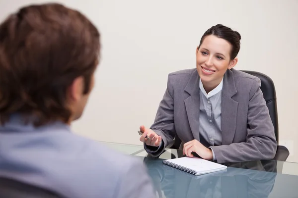 Glimlachende zakenvrouw in een onderhandeling — Stockfoto