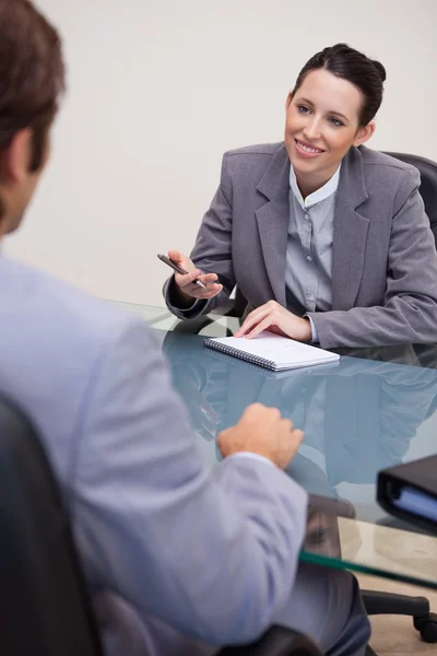 Glimlachende zakenvrouw met Kladblok in onderhandelingen — Stockfoto