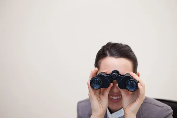 Businesswoman looking through binoculars — Stock Photo, Image