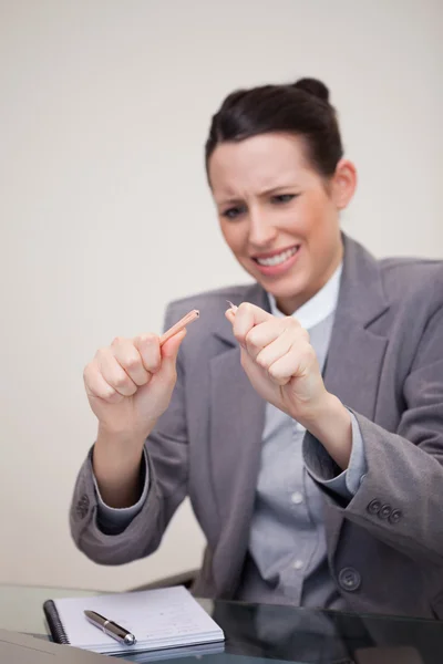 Angry businesswoman broke her pencil — Stock Photo, Image
