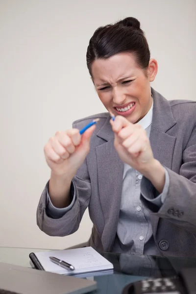 Woedend zakenvrouw brak haar pen — Stockfoto