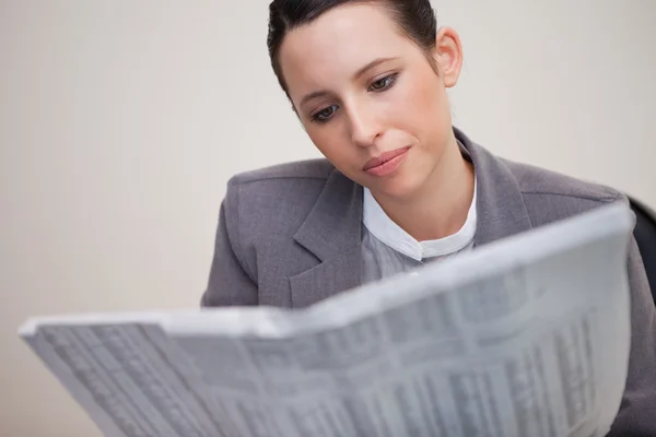 Mujer de negocios leyendo informe de stock —  Fotos de Stock