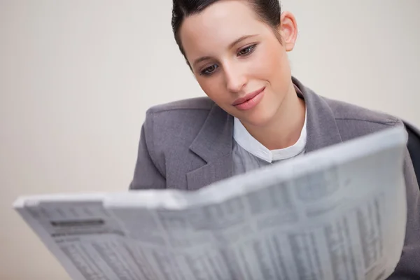 Empresaria leyendo periódico —  Fotos de Stock