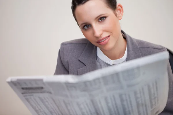 Businesswoman with newspaper — Stock Photo, Image