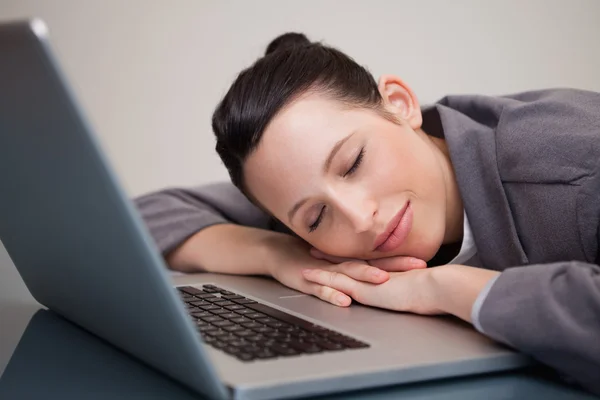 Femme d'affaires faisant une petite sieste sur son ordinateur portable — Photo