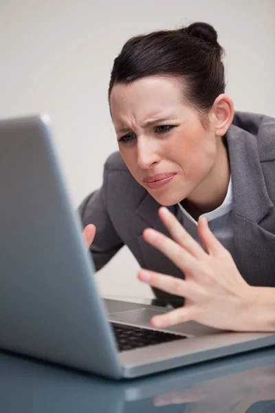 Zakenvrouw problemen met haar laptop — Stockfoto