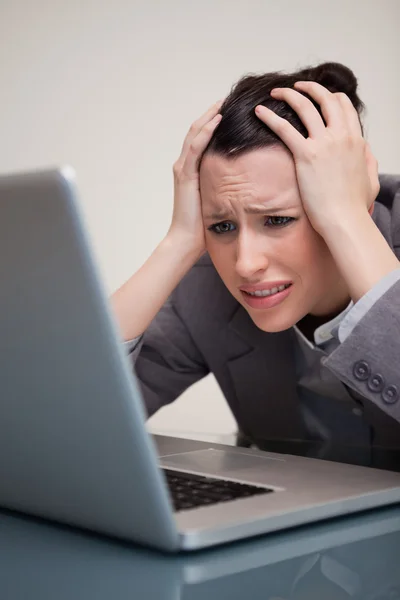 Affärskvinna som upplever problem med sin laptop — Stockfoto