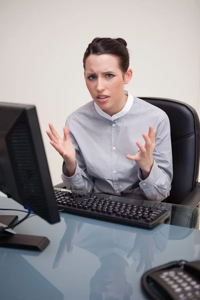 Businesswoman seems to be confused — Stock Photo, Image