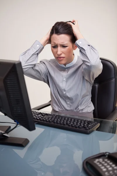 Femme d'affaires ayant des problèmes avec son ordinateur — Photo