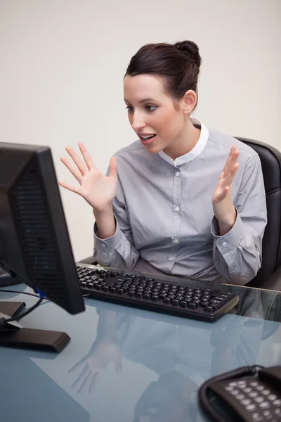 Femme d'affaires semble être surpris par l'ordinateur — Photo