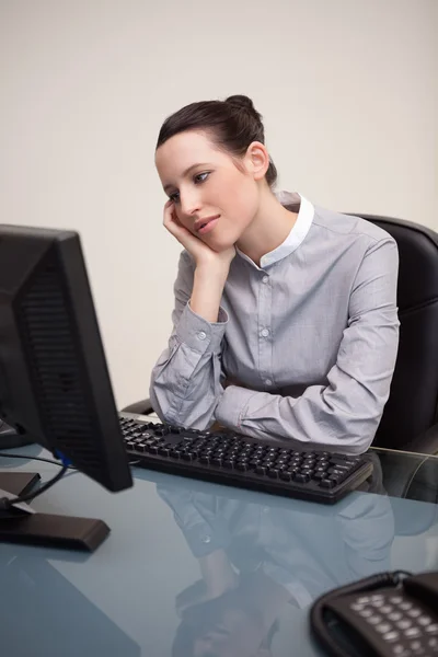 Empresária esperando pacientemente por seu PC para trabalhar — Fotografia de Stock