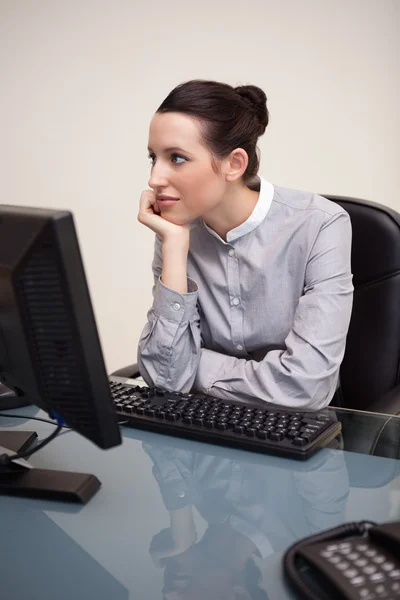 Donna d'affari sognare ad occhi aperti sul posto di lavoro — Foto Stock