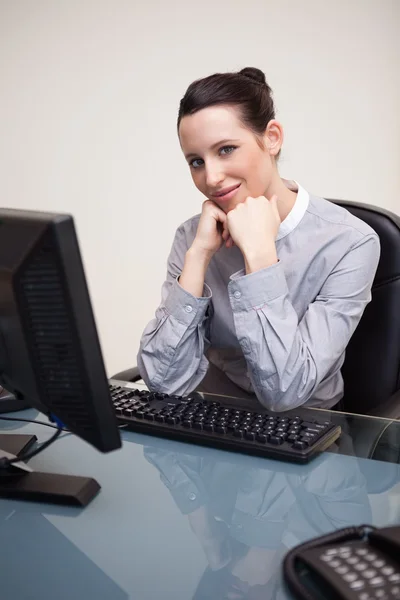 彼女のコンピューターで辛抱強く待っている実業家の笑みを浮かべてください。 — ストック写真