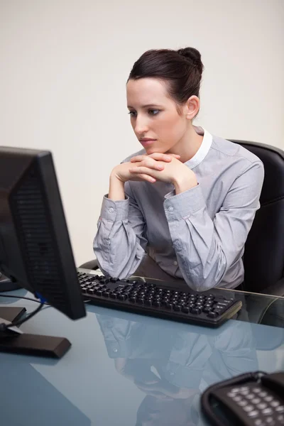 Onun bilgisayar ekranına bakarak iş kadını — Stok fotoğraf
