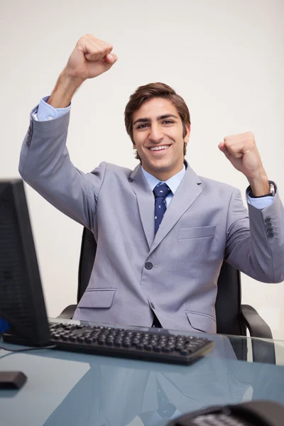 Бизнесмен поднимает кулаки к успеху — стоковое фото