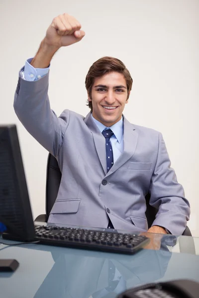 Бизнесмен поднимает кулак к успеху — стоковое фото