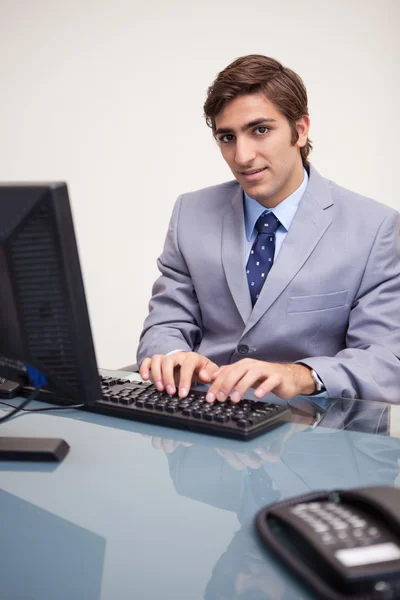 Affärsman att skriva på sitt tangentbord — Stockfoto