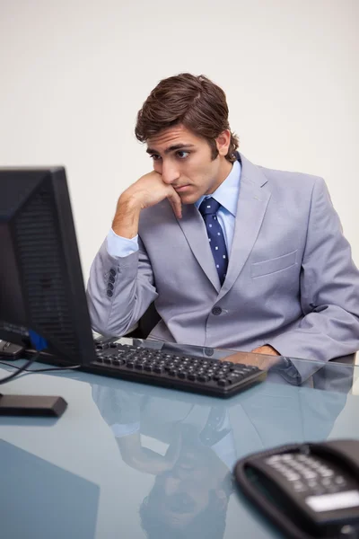 Podnikatel čeká na svůj počítač do práce — Stock fotografie