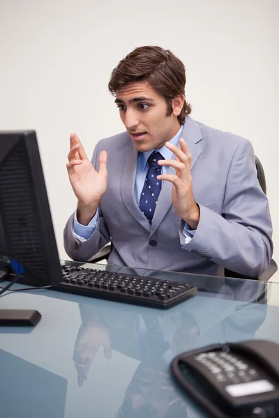 Бизнесмен удивляется своему компьютеру — стоковое фото