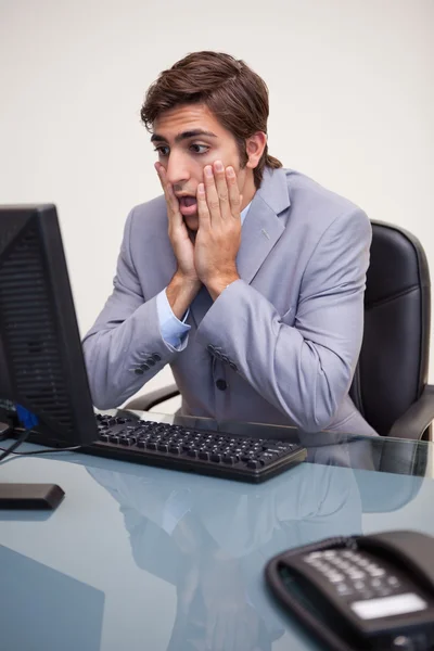 Affärsman att få negativt överraskad av sin dator — Stockfoto