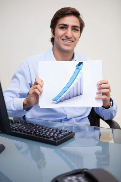 Hombre de negocios sonriente presentando buena estadística — Foto de Stock