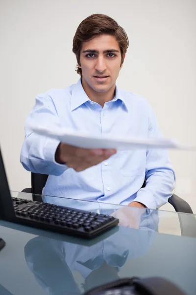 Businessman handing over paperwork — Stock Photo, Image