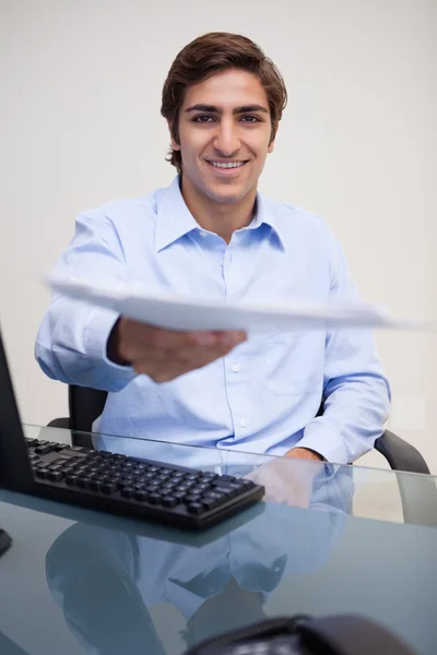 Homme d'affaires souriant remettant la paperasse — Photo