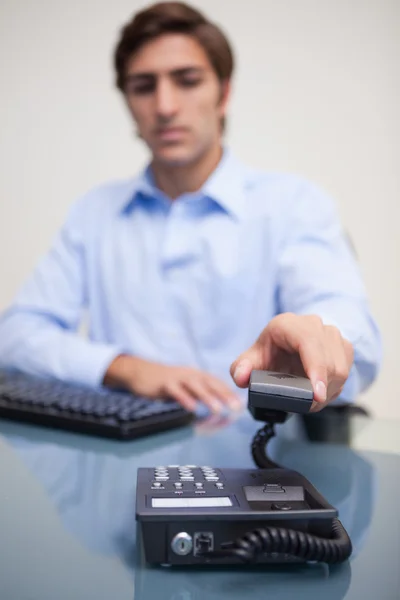 Telefone sendo desligado por empresário — Fotografia de Stock