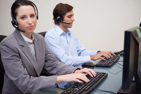 Sidovy av arbetande call center agenter — Stockfoto