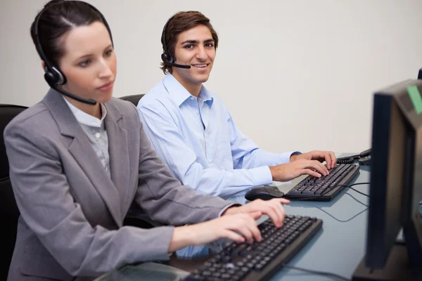 Zijaanzicht van call center agenten werken in hun kantoor — Stockfoto