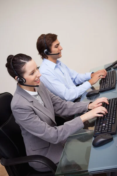 Zijaanzicht van call center agenten doen hun werk — Stockfoto