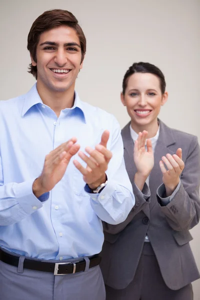 Standing business team clapping — Stock Photo, Image