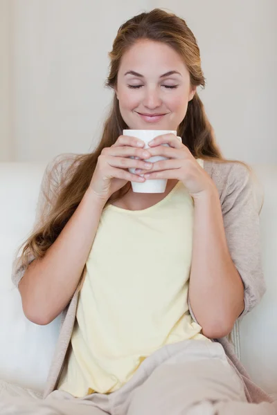 女性は彼女の新鮮なコーヒーの香りを楽しんでいます。 — ストック写真
