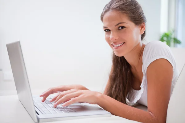 Widok z boku kobiety na jej laptopie — Zdjęcie stockowe