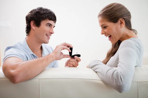 Мужчина делает предложение своей девушке — стоковое фото