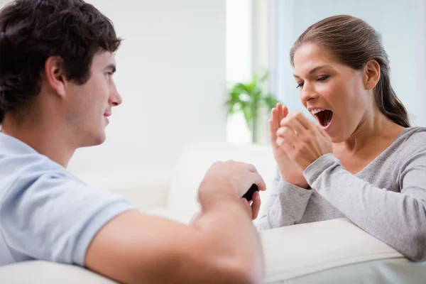 Homem surpreendendo sua namorada com uma proposta — Fotografia de Stock