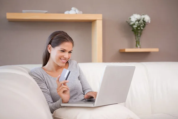 Woman on the sofa hunting bargain online — Stock Photo, Image