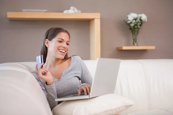 Leende kvinna shopping online på soffan — Stockfoto