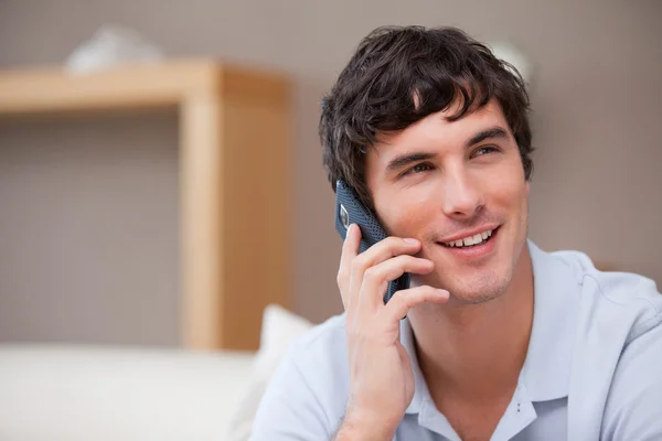 Homem sorridente ao telefone — Fotografia de Stock